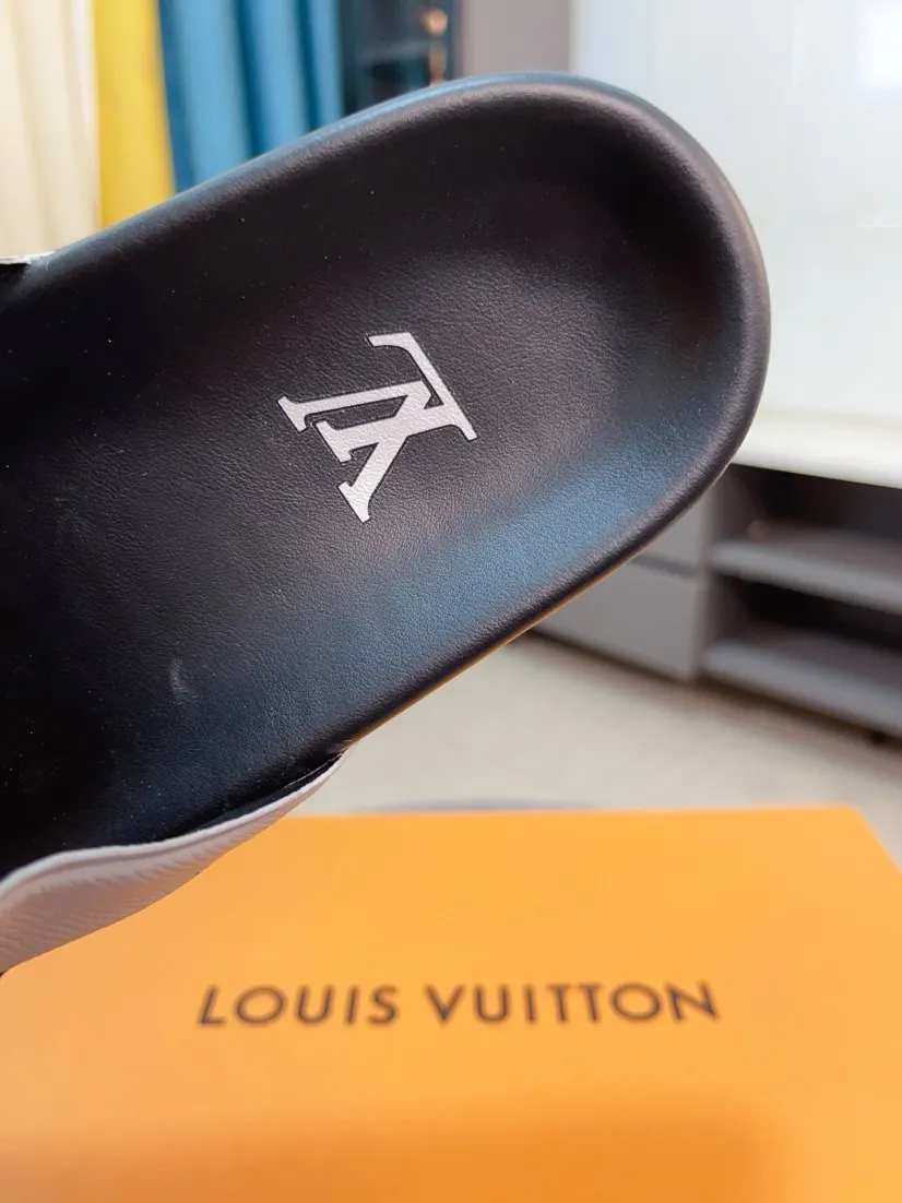 Men's shoes💰300🌹🌹【LV】Multi-color new men's slippers, original top quality version, original special cowhide cross pattern➕sheepskin inside and side, non-slip combined sole, more stable walking, more comfortable and lightweight, high-end and generous, size: 38~44